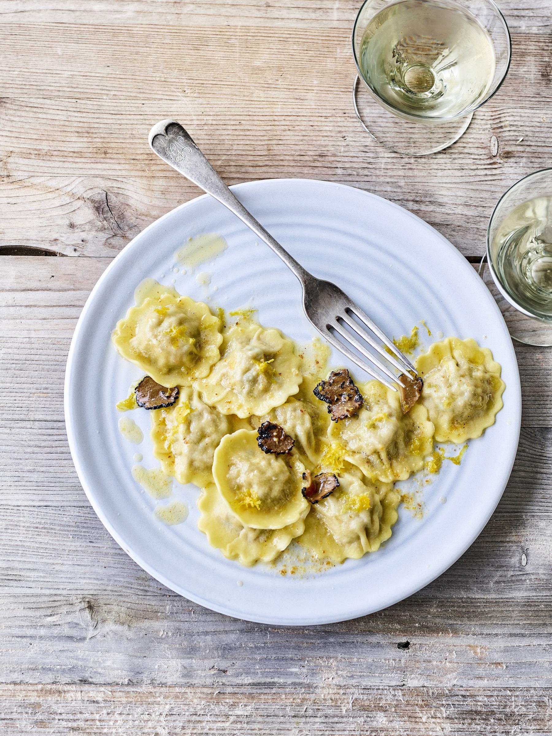 Homemade ravioli gevuld met champignons, geitenkaas en walnoten